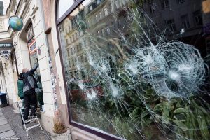 Foto vitrina unui magazin in care hotii au incercat sa intre. Folii Antiefractie a dejucat aceasta tentativa.